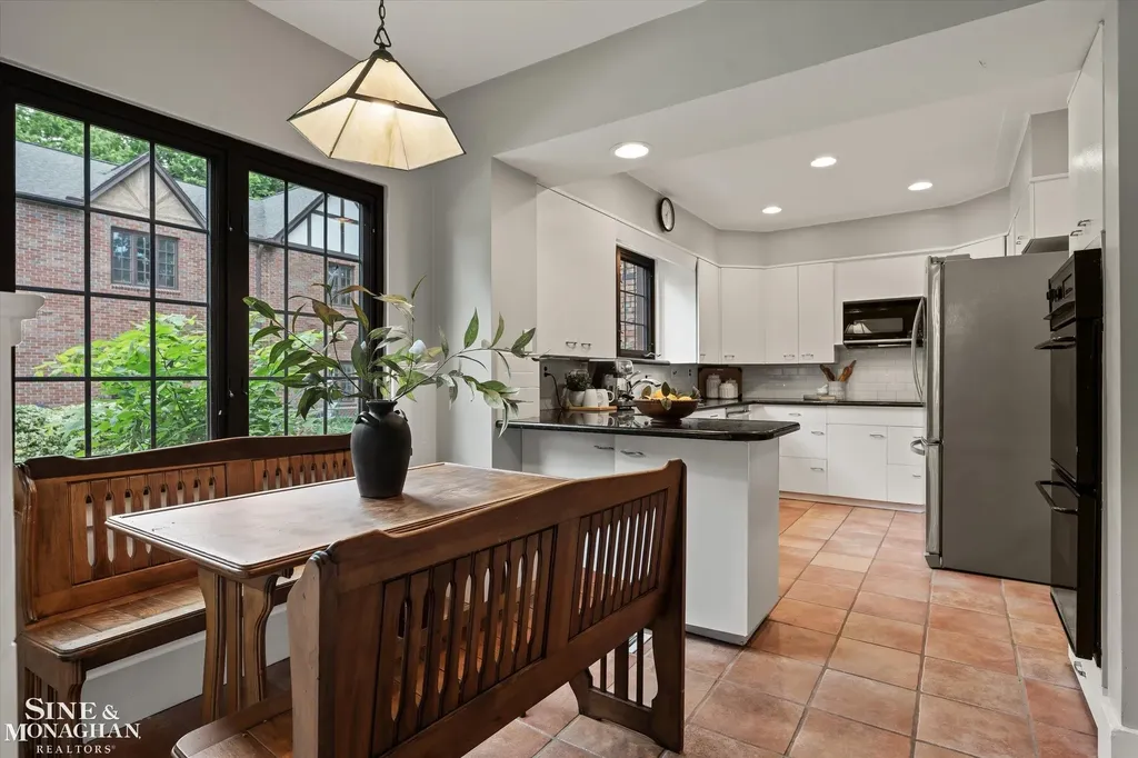 542 Lakepointe Street Grosse Pointe Park City MI 48236