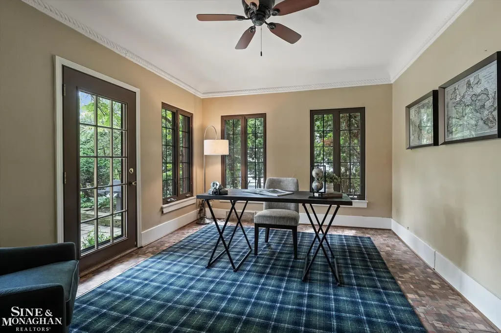 542 Lakepointe Street Grosse Pointe Park City MI 48236