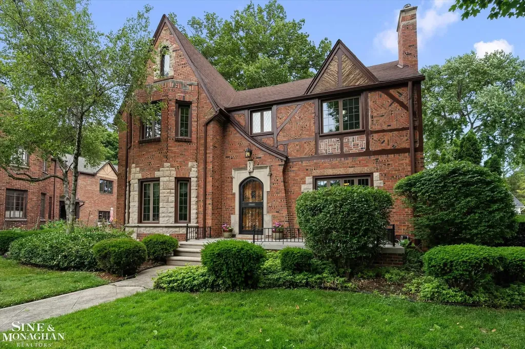 542 Lakepointe Street Grosse Pointe Park City MI 48236