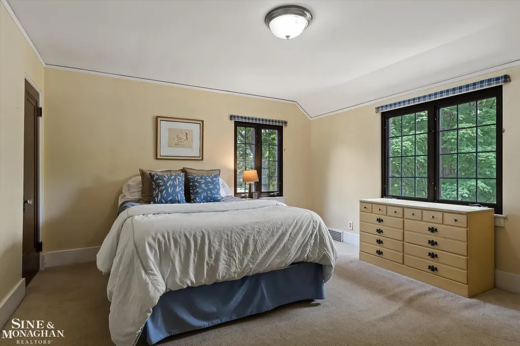 542 Lakepointe Street Grosse Pointe Park City MI 48236