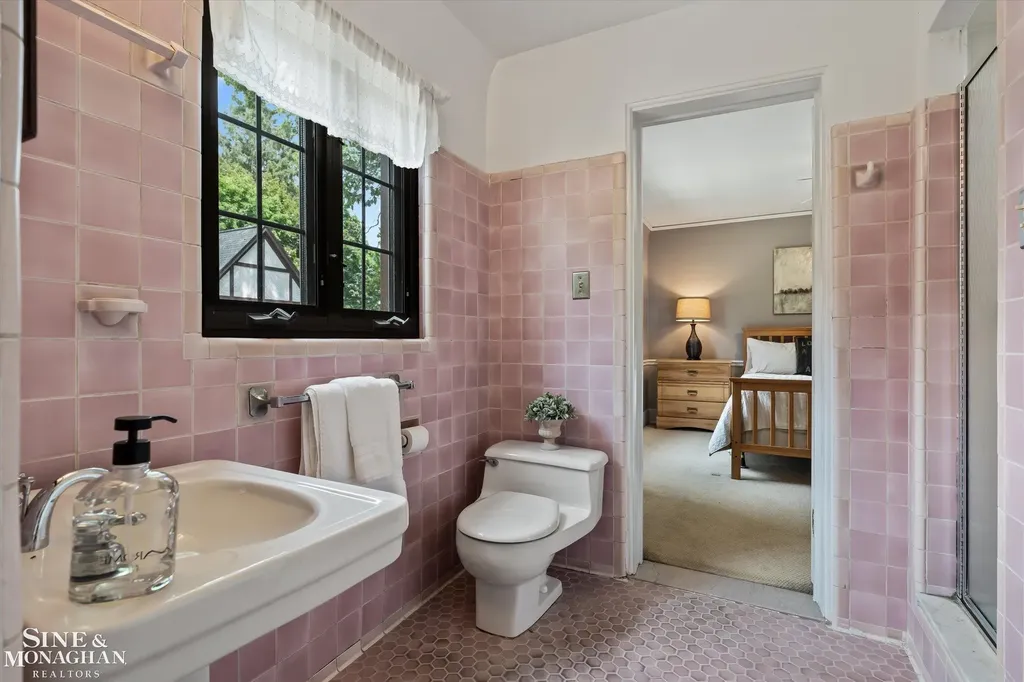 542 Lakepointe Street Grosse Pointe Park City MI 48236
