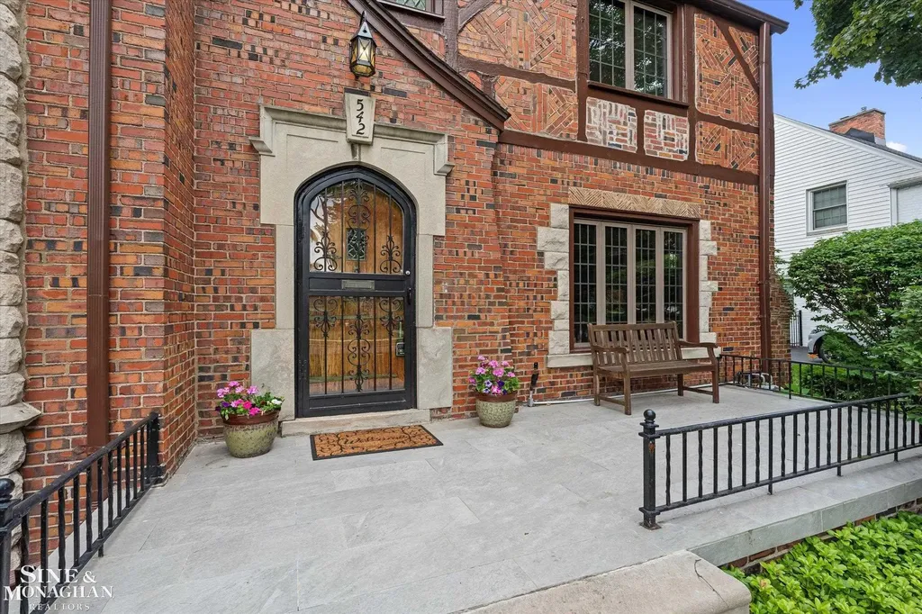 542 Lakepointe Street Grosse Pointe Park City MI 48236