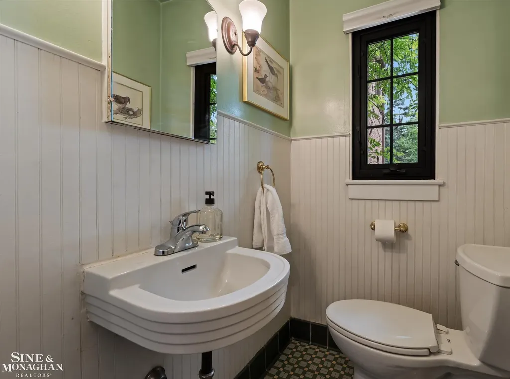 542 Lakepointe Street Grosse Pointe Park City MI 48236