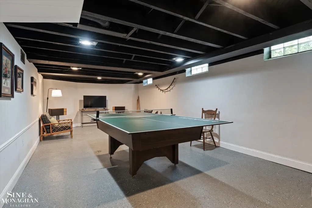 542 Lakepointe Street Grosse Pointe Park City MI 48236