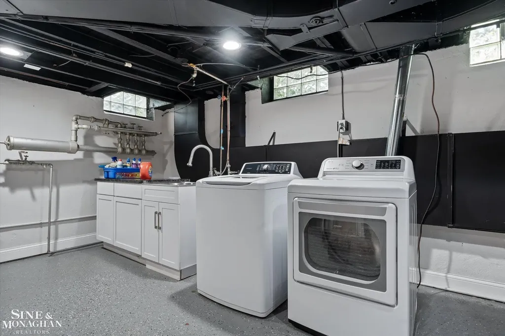 542 Lakepointe Street Grosse Pointe Park City MI 48236