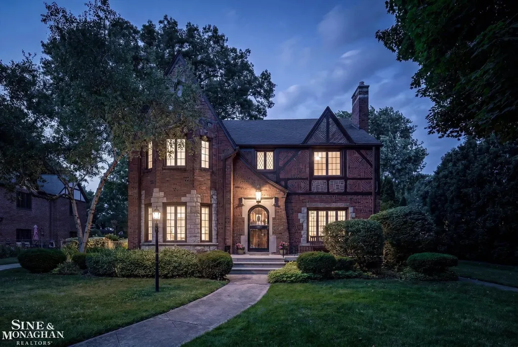 542 Lakepointe Street Grosse Pointe Park City MI 48236