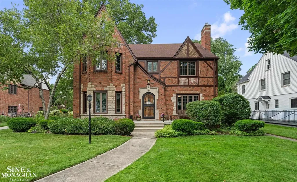 542 Lakepointe Street Grosse Pointe Park City MI 48236