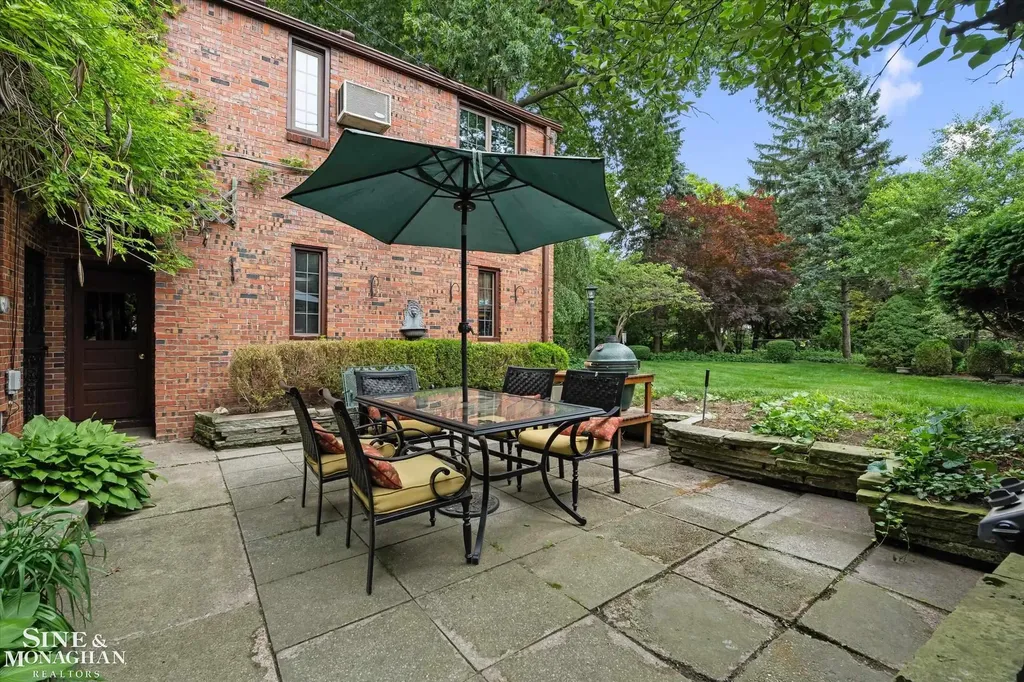 542 Lakepointe Street Grosse Pointe Park City MI 48236
