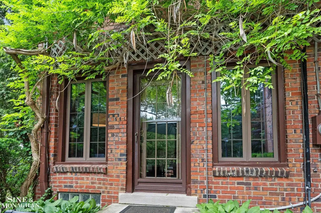 542 Lakepointe Street Grosse Pointe Park City MI 48236