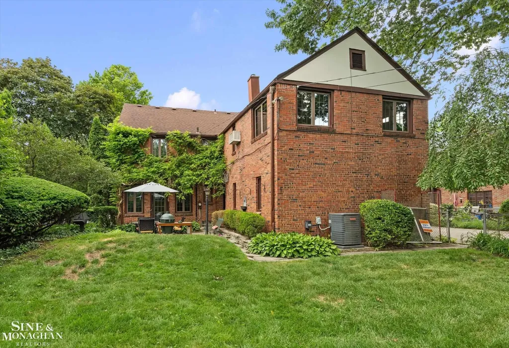 542 Lakepointe Street Grosse Pointe Park City MI 48236