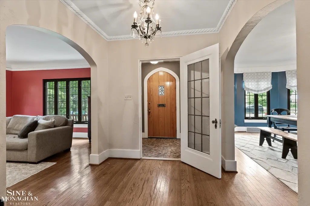 542 Lakepointe Street Grosse Pointe Park City MI 48236