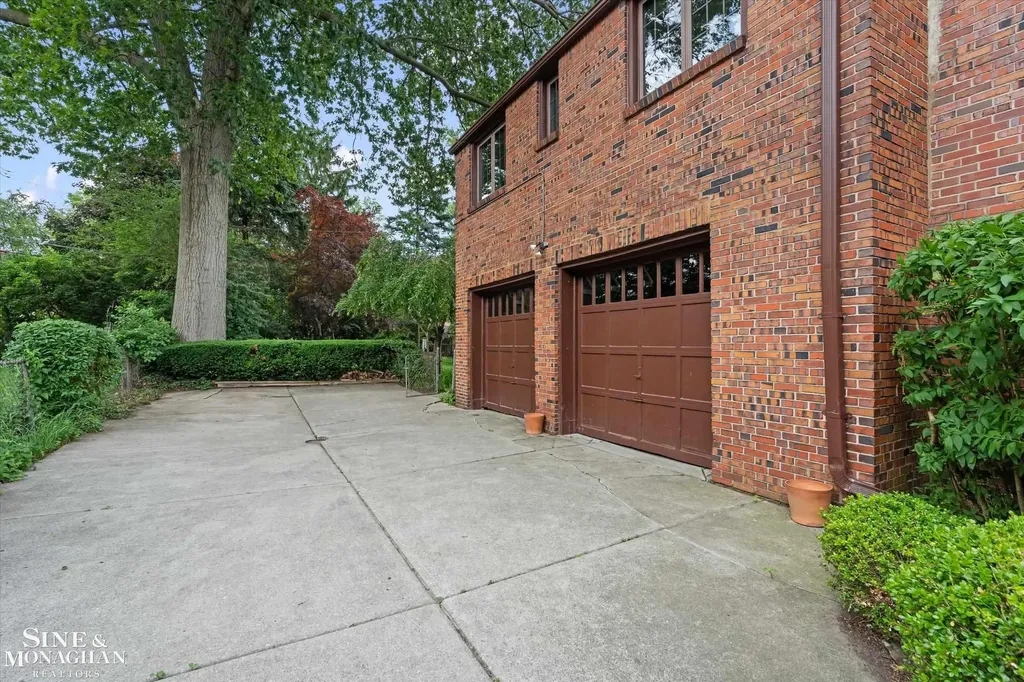 542 Lakepointe Street Grosse Pointe Park City MI 48236