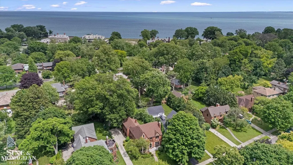 542 Lakepointe Street Grosse Pointe Park City MI 48236