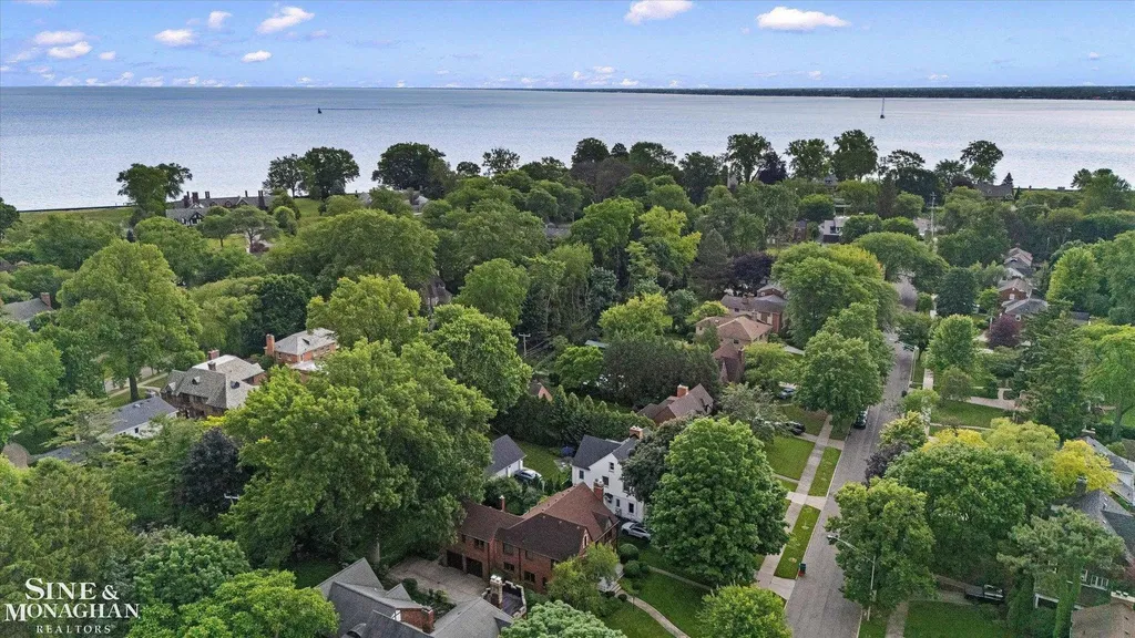 542 Lakepointe Street Grosse Pointe Park City MI 48236