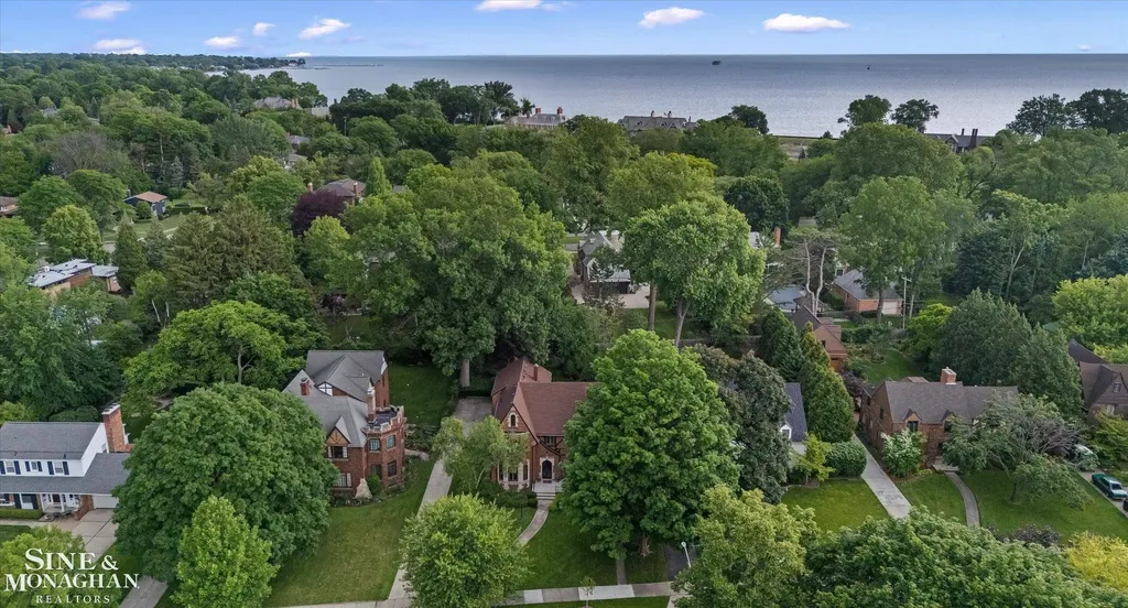 542 Lakepointe Street Grosse Pointe Park City MI 48236
