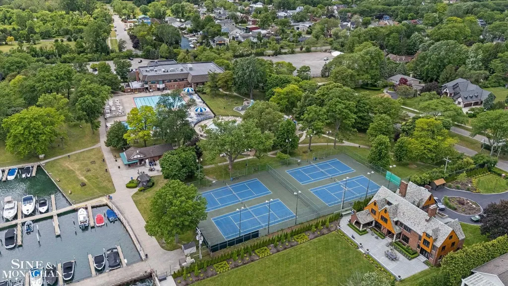 542 Lakepointe Street Grosse Pointe Park City MI 48236