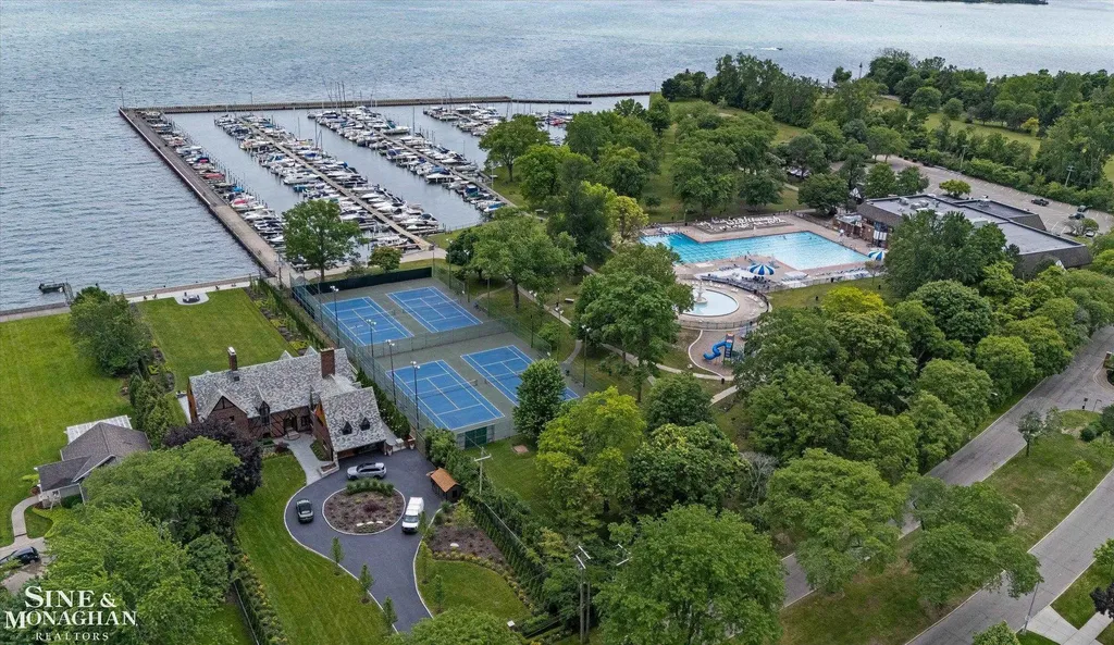 542 Lakepointe Street Grosse Pointe Park City MI 48236