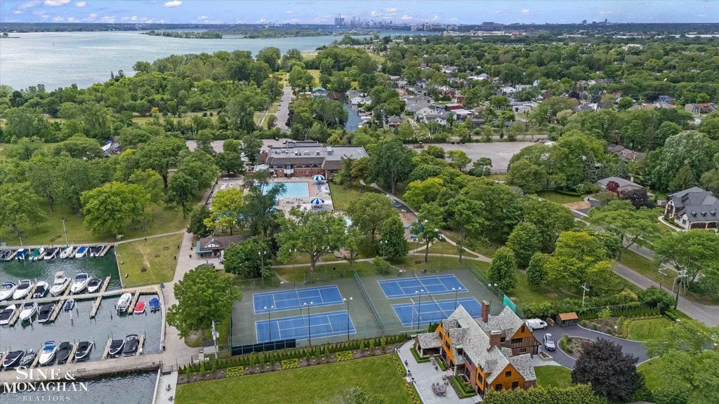 542 Lakepointe Street Grosse Pointe Park City MI 48236