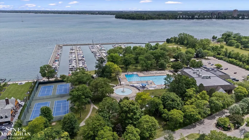 542 Lakepointe Street Grosse Pointe Park City MI 48236