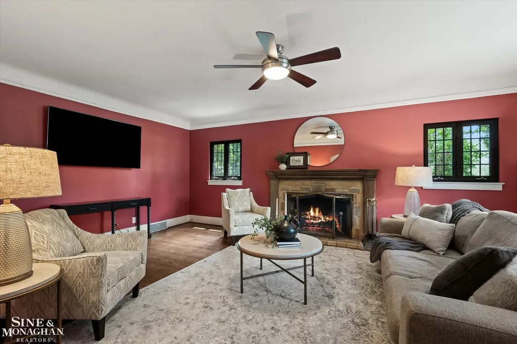 542 Lakepointe Street Grosse Pointe Park City MI 48236