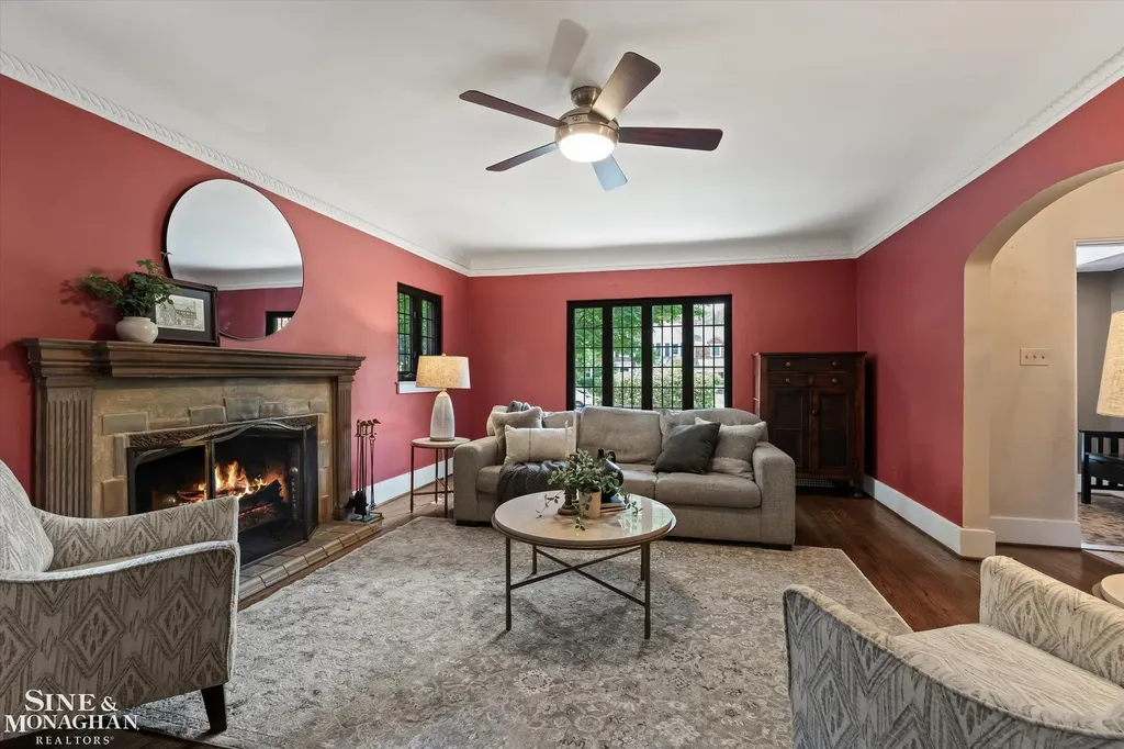 542 Lakepointe Street Grosse Pointe Park City MI 48236