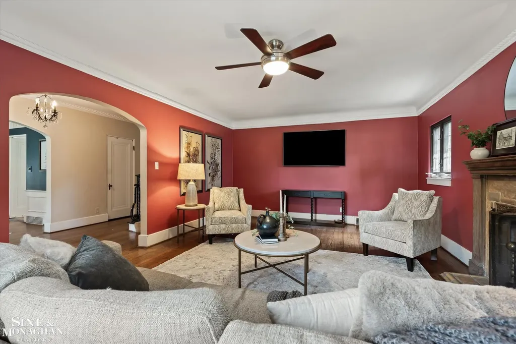 542 Lakepointe Street Grosse Pointe Park City MI 48236
