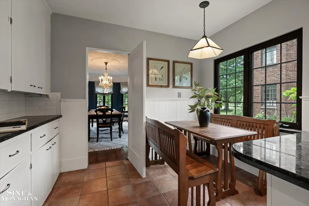 542 Lakepointe Street Grosse Pointe Park City MI 48236