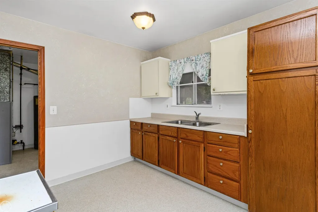 6793 Prospect Avenue Warren City MI 48091