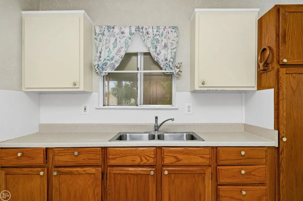 6793 Prospect Avenue Warren City MI 48091