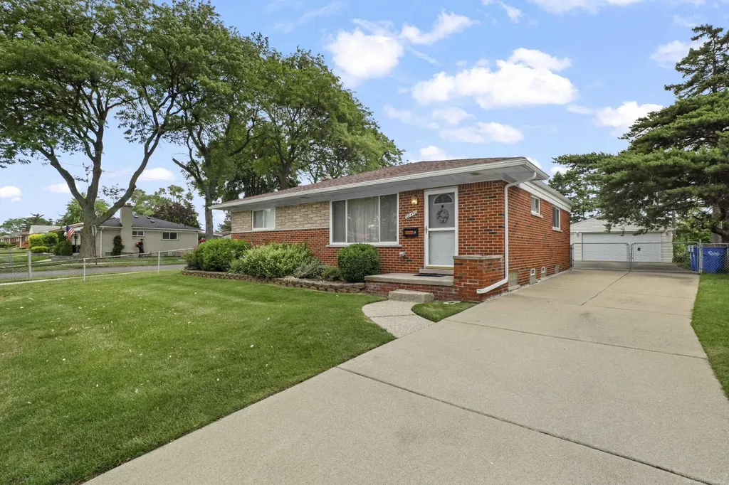 28450 Suburban Drive Warren City MI 48088