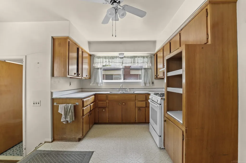 28450 Suburban Drive Warren City MI 48088