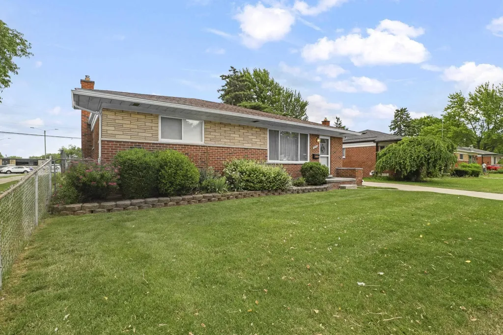 28450 Suburban Drive Warren City MI 48088