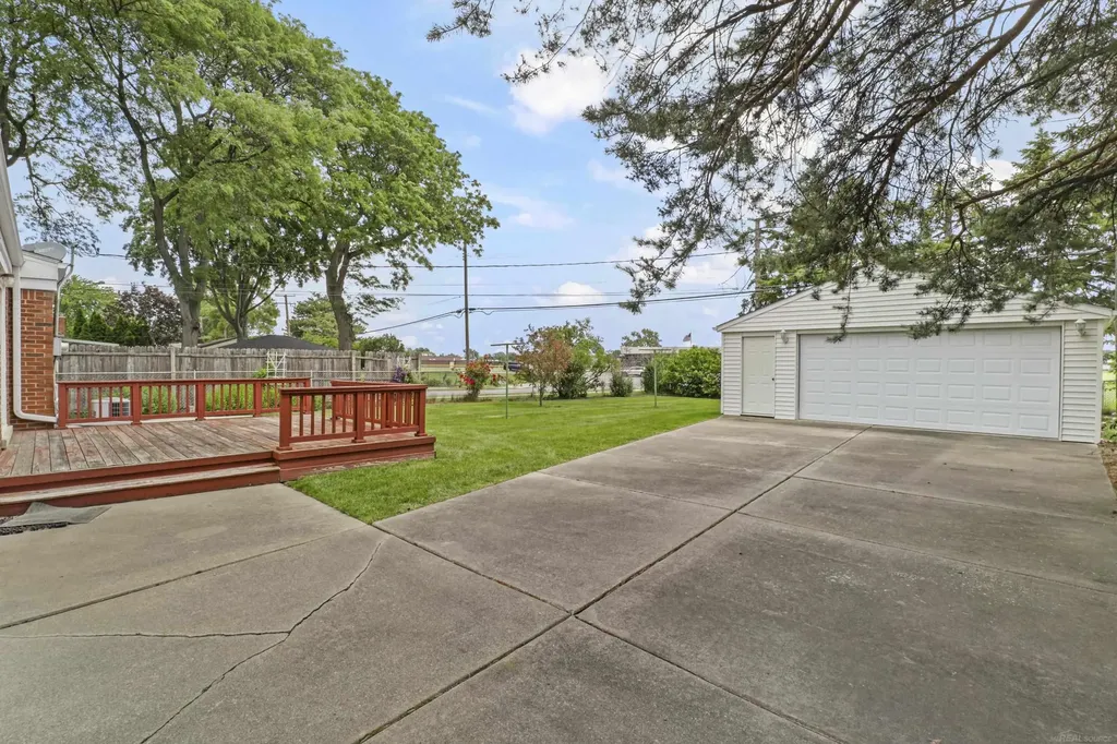 28450 Suburban Drive Warren City MI 48088