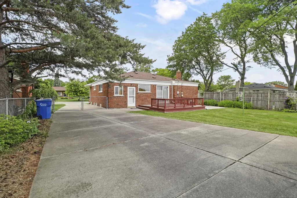 28450 Suburban Drive Warren City MI 48088