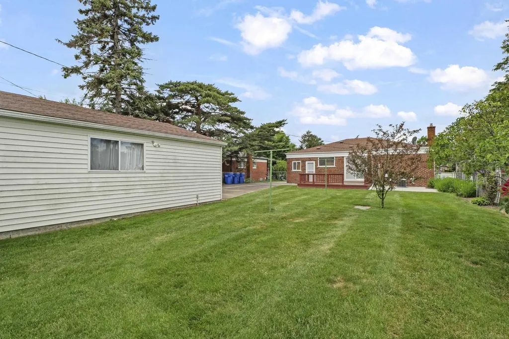 28450 Suburban Drive Warren City MI 48088