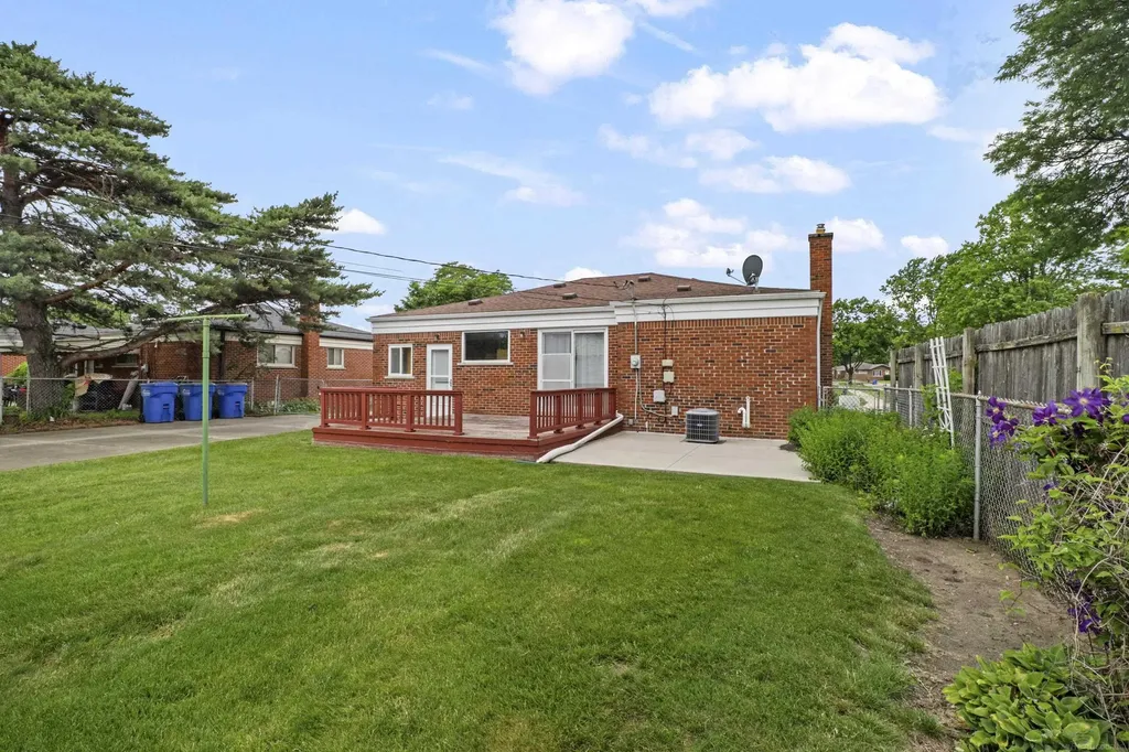 28450 Suburban Drive Warren City MI 48088