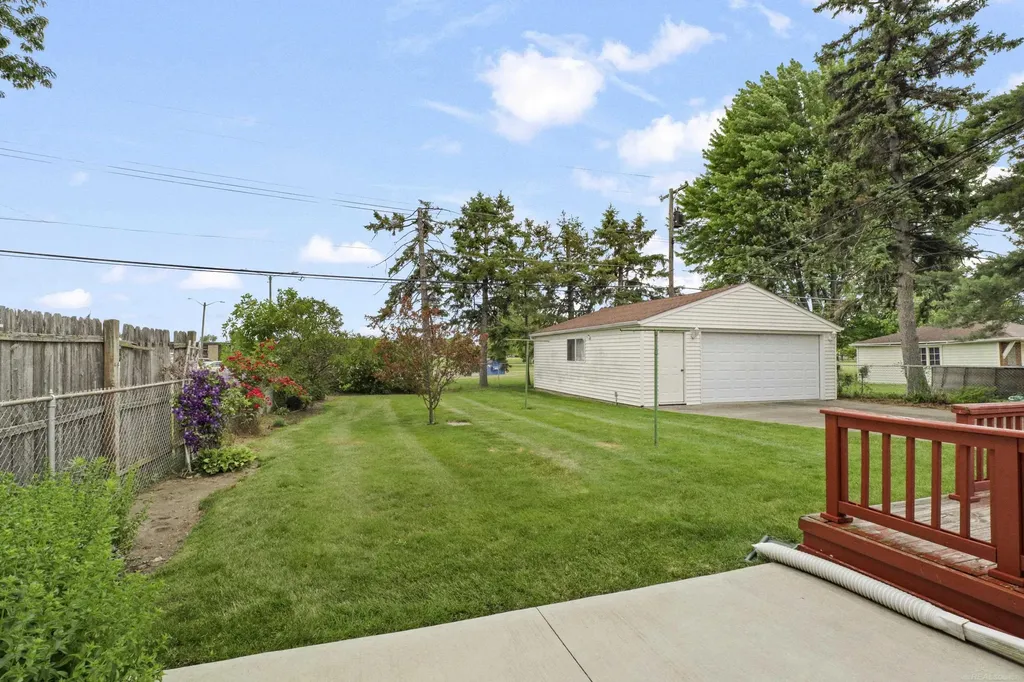 28450 Suburban Drive Warren City MI 48088