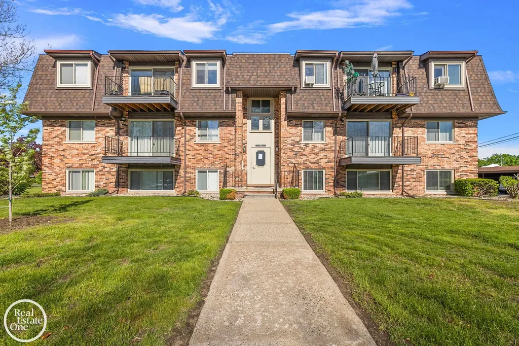 255 Riviera Drive St. Clair Shores City MI 48080
