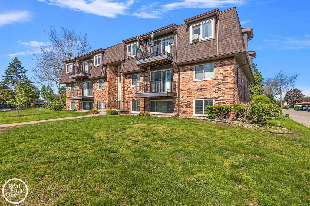 255 Riviera Drive St. Clair Shores City MI 48080