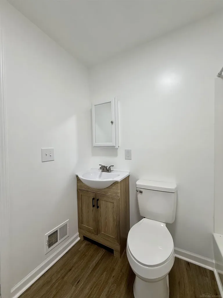 261 N Saginaw Street Pontiac City MI 48342