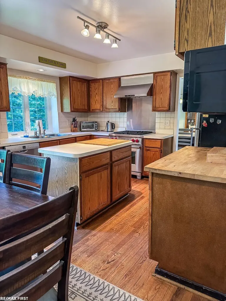 199 Saxon Court Rochester Hills City MI 48307