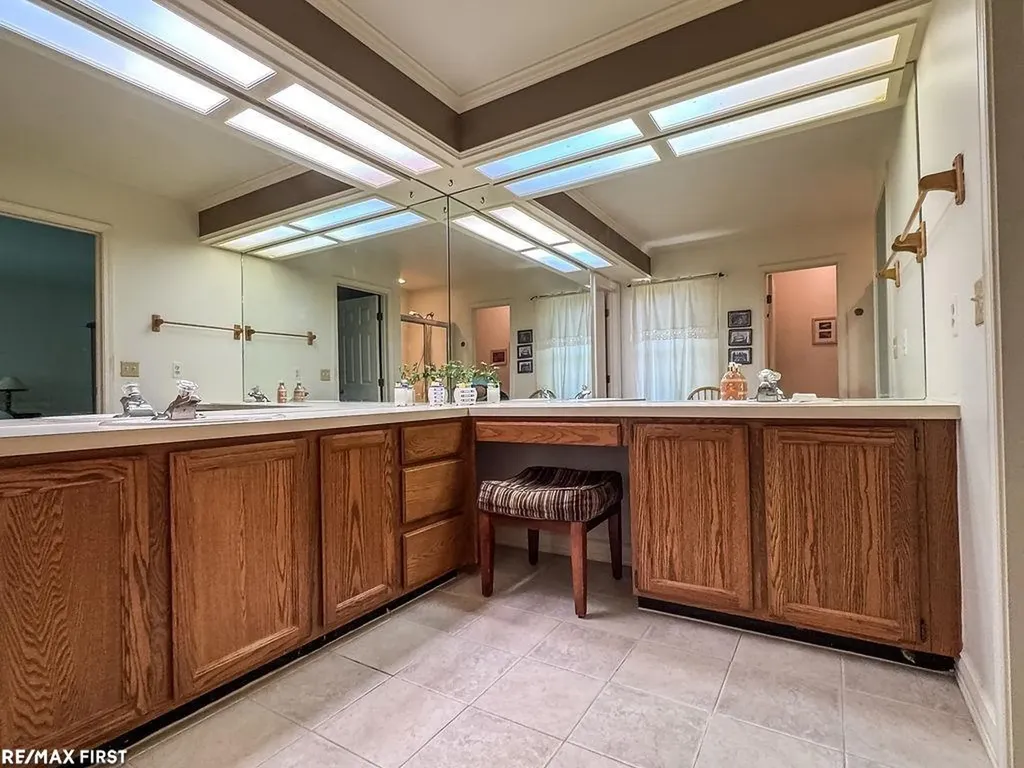 199 Saxon Court Rochester Hills City MI 48307