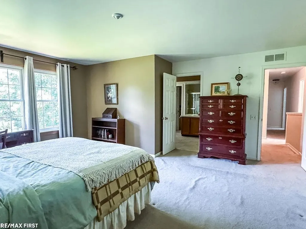 199 Saxon Court Rochester Hills City MI 48307