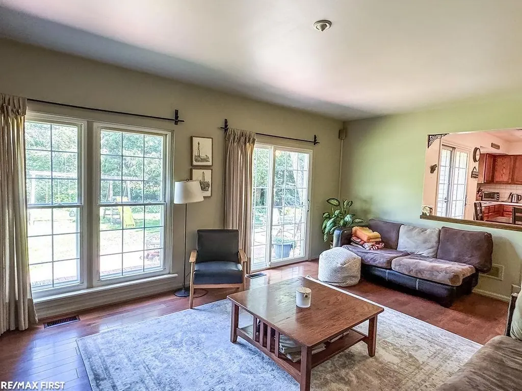 199 Saxon Court Rochester Hills City MI 48307