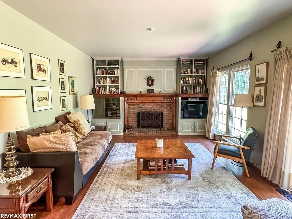 199 Saxon Court Rochester Hills City MI 48307