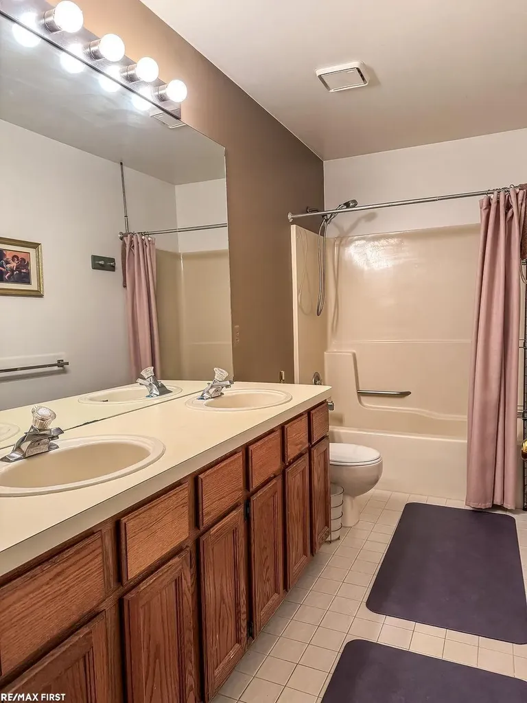 199 Saxon Court Rochester Hills City MI 48307