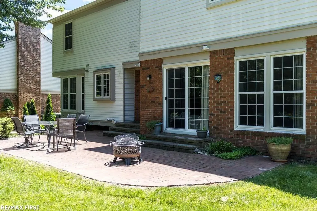 199 Saxon Court Rochester Hills City MI 48307