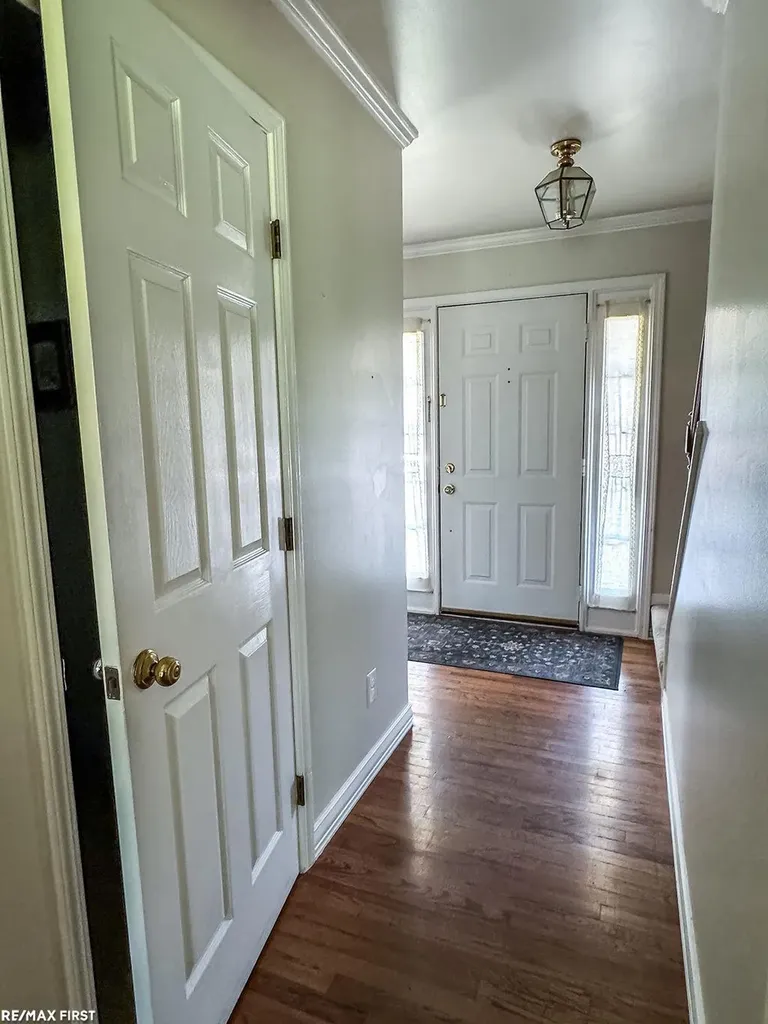 199 Saxon Court Rochester Hills City MI 48307