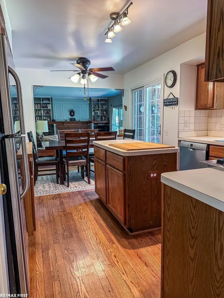 199 Saxon Court Rochester Hills City MI 48307