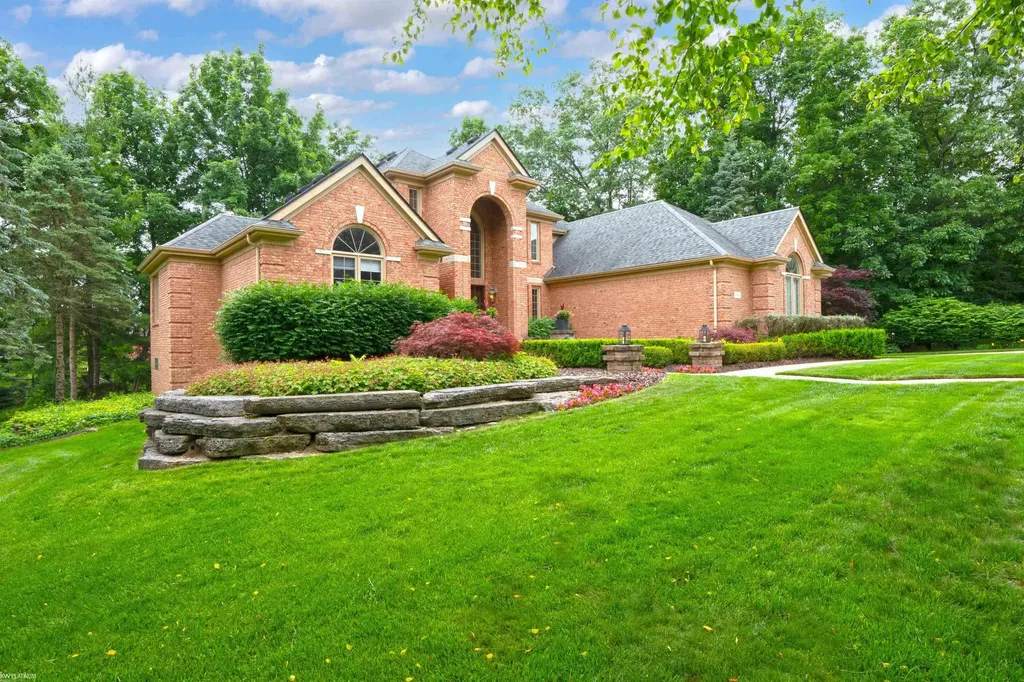 4896 Brookside Lane Washington Township MI 48094